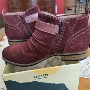 Earth Suede Ankle Boots Size 7M They are a very Pretty Wine Color